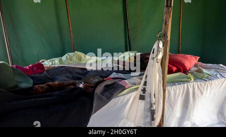 Eine Nachbildung eines mittelalterlichen wikingerzeltes in einem Innenraum mit Kleidung, die in einer Nachstellung der Truppe auf dem Dorfmarkt gezeigt wird Stockfoto