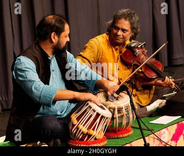 Sharat Chandra Srivastava & Gyan Singh spielen mit Tom Bancrofts „in Common“ im Herts Jazz Club in St. Albans Stockfoto