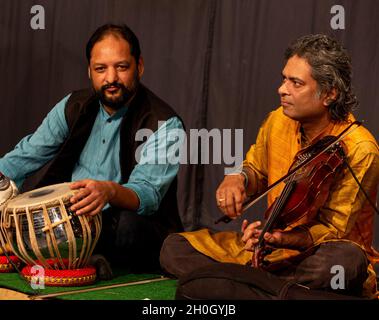 Sharat Chandra Srivastava & Gyan Singh spielen mit Tom Bancrofts „in Common“ im Herts Jazz Club in St. Albans Stockfoto