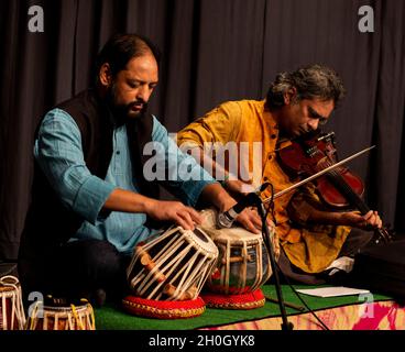 Sharat Chandra Srivastava & Gyan Singh spielen mit Tom Bancrofts „in Common“ im Herts Jazz Club in St. Albans Stockfoto