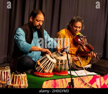 Sharat Chandra Srivastava & Gyan Singh spielen mit Tom Bancrofts „in Common“ im Herts Jazz Club in St. Albans Stockfoto