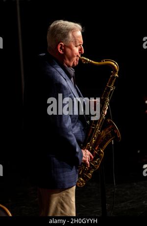 Scott Hamilton spielt mit seinem Quartett im Herts Jazz Club in St. Albans, Hertfordshire Stockfoto