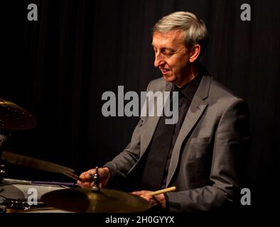 Steve Brown spielt mit dem Scott Hamilton Quartett im Herts Jazz Club in St. Albans, Hertfordshire Stockfoto