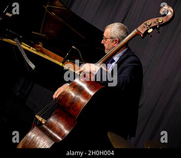 Dave Green spielt mit dem Scott Hamilton Quartett im Herts Jazz Club in St. Albans, Hertfordshire Stockfoto