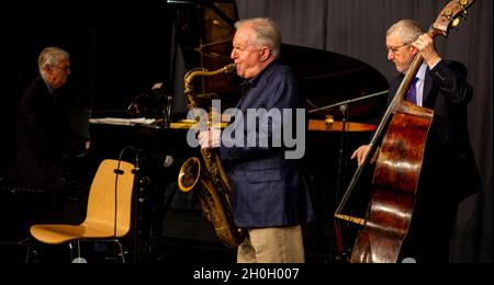 John Pearce, Scott Hamilton, Dave Green spielen im Scott Hamilton Quartet im Herts Jazz Club in St. Albans, Hertfordshire Stockfoto
