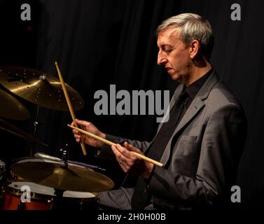 Steve Brown spielt mit dem Scott Hamilton Quartett im Herts Jazz Club in St. Albans, Hertfordshire Stockfoto