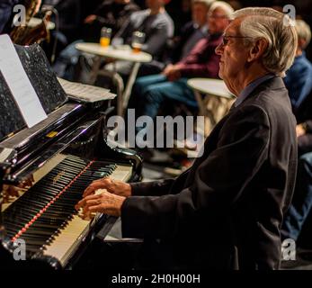 John Pearce spielt mit dem Scott Hamilton Quartett im Herts Jazz Club in St. Albans, Hertfordshire Stockfoto