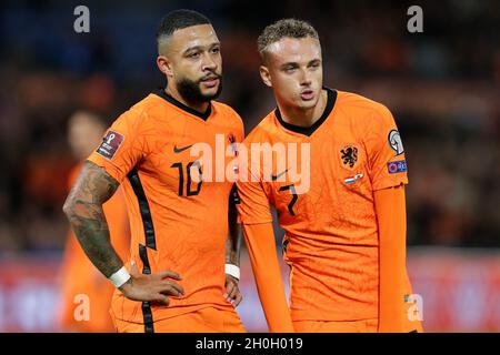 ROTTERDAM, NIEDERLANDE - 11. OKTOBER: Memphis Depay aus den Niederlanden und Noa lang aus den Niederlanden während des Qualifikationsspiel der FIFA Fußball-Weltmeisterschaft 2022 zwischen den Niederlanden und Gibraltar am 11. Oktober 2021 im Stadion Feijenoord in Rotterdam, Niederlande (Foto: Peter Lous/Orange Picters) Stockfoto