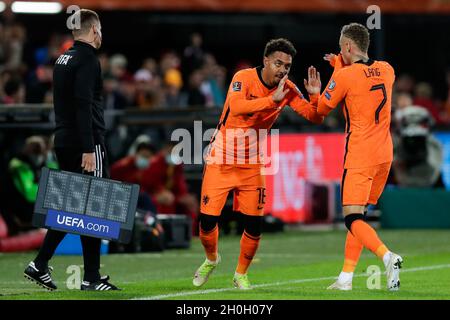 ROTTERDAM, NIEDERLANDE - 11. OKTOBER: Donyell Malen aus den Niederlanden und Noa lang aus den Niederlanden während des FIFA WM-Qualifikationsspiel 2022 zwischen den Niederlanden und Gibraltar im Stadion Feijenoord am 11. Oktober 2021 in Rotterdam, Niederlande (Foto: Peter Lous/Orange Picts) Stockfoto