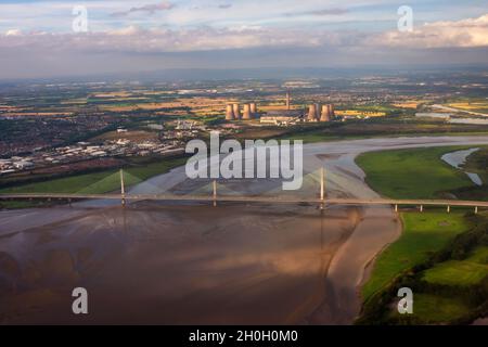 Gesamtansicht der Mersey Gateway Bridge und des Fiddler's Ferry Kraftwerks am Fluss Mersey am 06. August 2020 in Liverpool, Großbritannien. Stockfoto