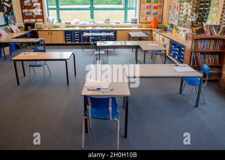 Ein Klassenzimmer der Grundschule wird gemäß den neuen Regeln zur sozialen Distanzierung eingerichtet. Bilddatum: Dienstag, 12. Oktober 2021. Bildnachweis sollte lauten: Anthony Devlin Stockfoto