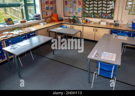 Ein Klassenzimmer der Grundschule wird gemäß den neuen Regeln zur sozialen Distanzierung eingerichtet. Bilddatum: Dienstag, 12. Oktober 2021. Bildnachweis sollte lauten: Anthony Devlin Stockfoto