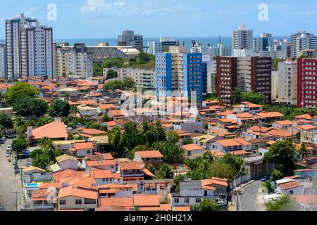 Salvador, Bahia, Brasilien - 14. September 2014: Blick von der Spitze des Stiep-Viertels mit seinen High-End-Häusern und Gebäuden. Stockfoto