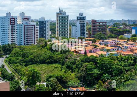 Salvador, Bahia, Brasilien - 14. September 2014: Blick von der Spitze des Stiep-Viertels mit seinen High-End-Häusern und Gebäuden. Stockfoto