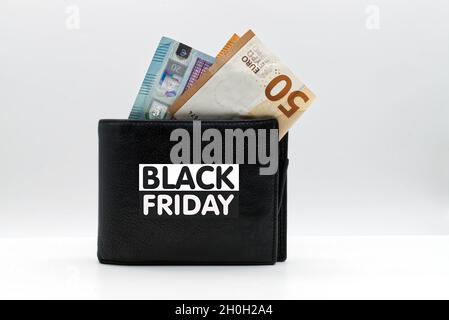 Geldbörse aus schwarzem Leder mit Black Friday-Logo und Euro-Banknoten. Black Friday Konzept Stockfoto