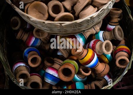 Bunte Keramikstücke zum Verkauf auf der berühmten und grandiosen Messe Sao Joaquim. Salvador, Bahia, Brasilien. Stockfoto