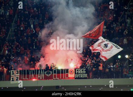 Tirana, Albanien. Oktober 2021. Albanische Fans während des Fußballspiels der FIFA-Weltmeisterschaft 2022 zwischen Albanien und Polandf am 13. Oktober 2021 im Air Albania Stadium in Tirana, Albanien Quelle: Independent Photo Agency/Alamy Live News Stockfoto