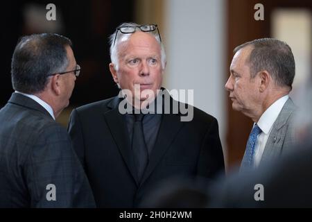 Austin Texas USA, 12. Oktober 2021: Der Staatsvertreter TODD HUNTER, R-Corpus Christi, und Vorsitzender des Wahlwiederverordungsausschusses des Repräsentantenhauses, steht mit Kollegen auf dem Boden, während die texanische Legislative HB1, das Wahlgesetz, während der dritten, genannten 87. Legislaturperiode-Sondersitzung in Erwägung zieht. Kredit: Bob Daemmrich/Alamy Live Nachrichten Stockfoto