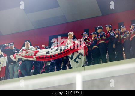 Tirana, Albanien. Oktober 2021. Polnische Fans beim Fußballspiel der FIFA-Weltmeisterschaft 2022 zwischen Albanien und Polandf am 13. Oktober 2021 im Air Albania Stadium in Tirana, Albanien Quelle: Independent Photo Agency/Alamy Live News Stockfoto