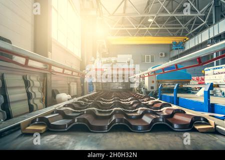 Produktionslinie für Metalldachziegel in der Metallfabrik. Stockfoto