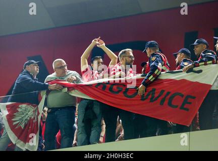 Tirana, Albanien. Oktober 2021. Polnische Fans beim Fußballspiel der FIFA-Weltmeisterschaft 2022 zwischen Albanien und Polandf am 13. Oktober 2021 im Air Albania Stadium in Tirana, Albanien Quelle: Independent Photo Agency/Alamy Live News Stockfoto