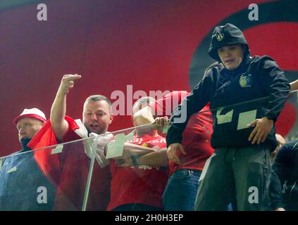 Tirana, Albanien. Oktober 2021. Polnische Fans beim Fußballspiel der FIFA-Weltmeisterschaft 2022 zwischen Albanien und Polandf am 13. Oktober 2021 im Air Albania Stadium in Tirana, Albanien Quelle: Independent Photo Agency/Alamy Live News Stockfoto