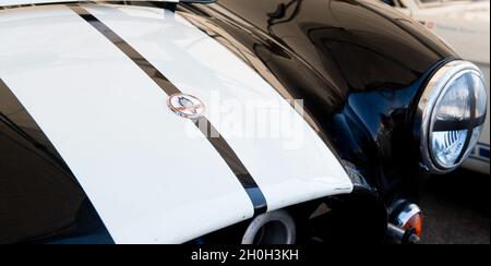 Italien, september 11 2021. Vallelungaklassiker. Legende Oldtimer-Motorsport der Sechziger Shelby Cobra-Logo auf der Motorhaube Stockfoto