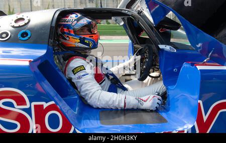 Italien, september 11 2021. Vallelungaklassiker. Fahrer im Rennanzug und Helm sitzt im Prototypen-Rennwagen-Cockpit Stockfoto