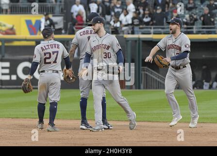 Chicago, Usa. Oktober 2021. Houston Astros feiern den Gewinn des Spiels vier der MLB ALDS gegen die Chicago White Sox bei Guaranteed Rate Field in Chicago, IL am Dienstag, den 12. Oktober 2021. Die Astros gewannen 10:1. Foto von Mark Black/UPI Credit: UPI/Alamy Live News Stockfoto