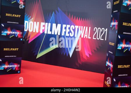 London, Großbritannien. Oktober 2021. Film-Billboard-Ausstellung der europäischen Premiere „Belfast“, 65. BFI London Film Festival im Southbank Centre, Royal Festival Hall. Kredit: SOPA Images Limited/Alamy Live Nachrichten Stockfoto