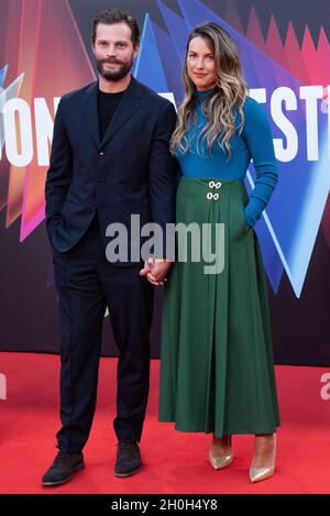 London, Großbritannien. Oktober 2021. London, England, Großbritannien - 12. Oktober 2021: Jamie Dornan und Amelia Warner nehmen an der europäischen Premiere „Belfast“, dem 65. BFI London Film Festival in der Royal Festival Hall Teil. Quelle: SOPA Images Limited/Alamy Live News Stockfoto