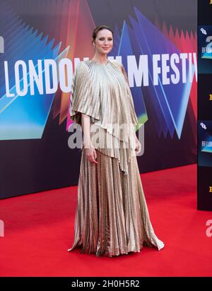 LONDON, ENGLAND - 12. OKTOBER: Caitriona Balfe nimmt an der britischen Premiere von 'Belfast' während des 65. BFI London Film Festival in der Royal Festival Hall am 12. Oktober 2021 in London, England, Teil. Foto von Gary Mitchell/Alamy Live News Stockfoto