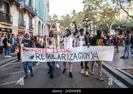 Barcelona, Spanien. Oktober 2021. Demonstranten halten ein Transparent mit der Aufschrift: Regularisierung der Staatsbewegung während der Protestierenden verschiedene antikolonialistische Gruppen haben eine Demonstration genannt, die die Ramblas von Barcelona der Statue von Christoph Kolumbus überließ, mit den Slogans: "Sie werden uns nicht erobern" und "nichts zu feiern". Die Gruppen protestierten gegen die Feier des 12. Oktober, dem Hispanic Day. Verschiedene kulturelle Präsentationen und Aufführungen von Ureinwohnern aus lateinamerikanischen und afrikanischen Ländern wurden durchgeführt. Kredit: SOPA Images Limited/Alamy Live Nachrichten Stockfoto