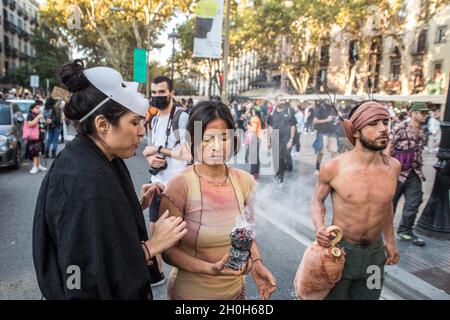 Barcelona, Spanien. Oktober 2021. Während des Protestes treten Demonstranten auf.verschiedene antikolonialistische Gruppen haben eine Demonstration aufgerufen, die die Ramblas von Barcelona der Statue von Christoph Kolumbus überließ, mit den Slogans "Sie werden uns nicht erobern" und "nichts zu feiern". Die Gruppen protestierten gegen die Feier des 12. Oktober, dem Hispanic Day. Verschiedene kulturelle Präsentationen und Aufführungen von Ureinwohnern aus lateinamerikanischen und afrikanischen Ländern wurden durchgeführt. Kredit: SOPA Images Limited/Alamy Live Nachrichten Stockfoto