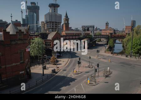 Allgemeine Ansicht der Bauarbeiten und leeren Straßen vor dem Bahnhof Deansgate während der nationalen Sperrbeschränkungen von Covid-19 in Manchester, Großbritannien. Bilddatum: Samstag, 25. April 2020. Bildnachweis sollte lauten: Anthony Devlin Stockfoto