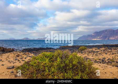 Playa de San Juan/Blick auf die Insel La Graciosa. Famara. Lanzarote. Stockfoto