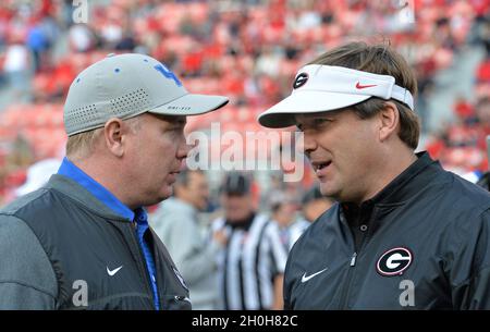 Athen, USA. November 2017. Georgia-Cheftrainer Kirby Smart, rechts und Kentucky-Cheftrainer Mark stoops sprechen vor dem Start eines Spiels am 18. November 2017 in Athen, Georgia. (Foto: Hyosub Shin/Atlanta Journal-Constitution/TNS/Sipa USA) Kredit: SIPA USA/Alamy Live News Stockfoto