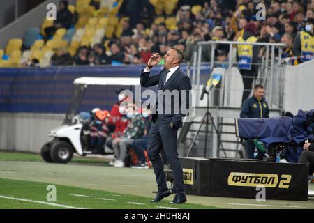 LVIV, UKRAINE - 12. OKTOBER 2021 - Ukrainische Fans jubeln während des Qualifikationsspiels der FIFA Fußball-Weltmeisterschaft 2022 am Spieltag 8 gegen Bosnien und Herzegowina im Stadion der Lviv Arena in Lviv, Westukraine, um ihre Nationalmannschaft an den Tribünen Stockfoto