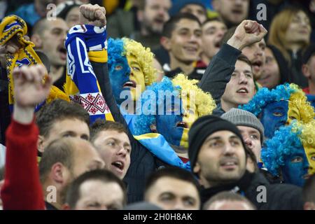 LVIV, UKRAINE - 12. OKTOBER 2021 - Ukrainische Fans jubeln während des Qualifikationsspiels der FIFA Fußball-Weltmeisterschaft 2022 am Spieltag 8 gegen Bosnien und Herzegowina im Stadion der Lviv Arena in Lviv, Westukraine, um ihre Nationalmannschaft an den Tribünen Stockfoto