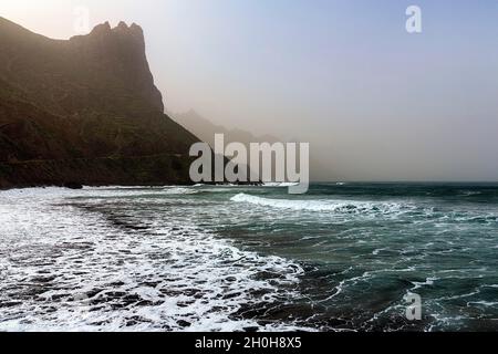 Anaga Klippe im Dunst, Playa del Roque de las Bodegas, Backlight, Almaciga, Almaciga, Teneriffa, Spanien Stockfoto