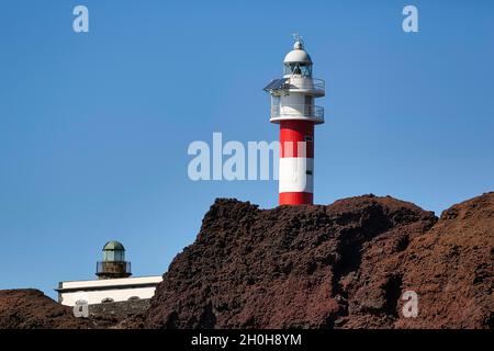 Rot-weißer Leuchtturm an der felsigen Küste, Punta de Teno, Arenavista del Norte, Teneriffa, Spanien Stockfoto