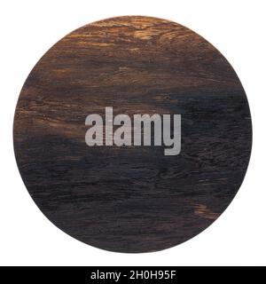 Holzplatte isoliert auf weißem Hintergrund. Runde handgefertigte Holzpaletten, runde Holzschneidebretter. Stockfoto