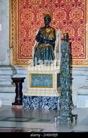 Bronzestatue des heiligen Petrus auf Marmorsockel in Petersdom, Vatikan, Rom, Latium, Italien Stockfoto