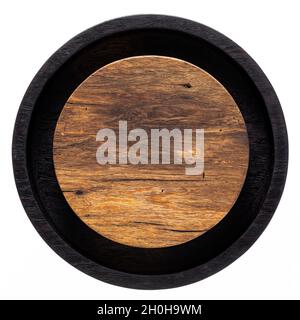 Zweifarbiger, runder Teetablett aus Holz. Rundes Hackbrett aus Holz. Textur von alten Holzplanken. Stockfoto