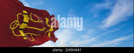 Flagge des Lord High Admiral des Vereinigten Königreichs bei bewölktem Himmel Hintergrund bei Sonnenuntergang. Panoramablick. vereinigtes Königreich Großbritannien, England. Kopie Stockfoto