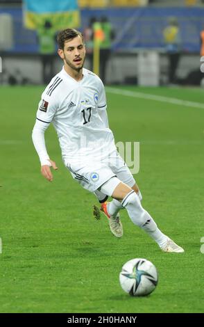 Lviv, Ukraine, 12. oktober 2021. ADI Nalic (17) aus Bosnien und Herzegowina wird während des FIFA World Cup Qatar 2022 Qualification Group D Fußballspiels zwischen der Ukraine und Bosnien und Herzegowina in der Lviv Arena in Lviv, Ukraine, gesehen. Stockfoto