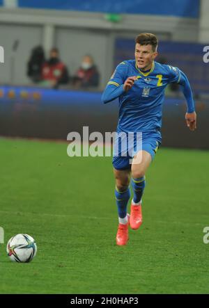 Lviv, Ukraine, 12. oktober 2021. Eduard Sobol (2) aus der Ukraine wird während des FIFA World Cup Qatar 2022 Qualification Group D Fußballspiels zwischen der Ukraine und Bosnien und Herzegowina in der Lviv Arena in Lviv, Ukraine, gesehen. Stockfoto