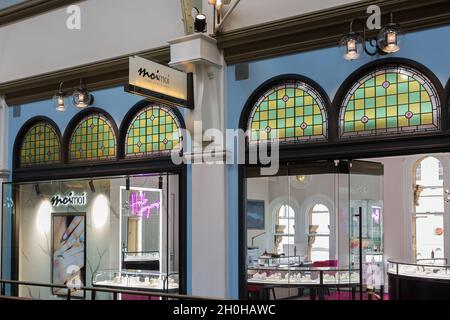 Sydney, Australien. Dienstag, 12. Oktober 2021. Menschen, die das Queen Victoria Building genießen, als die Covid-19-Beschränkungen in NSW Anfang der Woche nachgelassen haben, nachdem NSW das 70-prozentige doppelte Impfziel erreicht hatte. In ganz Sydney wurden Hospitality- und Retail-Outlets eröffnet. Außenansicht des Moi Moi Fine Jewelry Shops.Quelle: Paul Lovelace/Alamy Live News Stockfoto