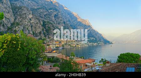 Idyllisches Fischerdorf am westlichen Ufer des Gardasees am Abend, Limone Sul Garda, Brescia, westlicher Gardasee, Lombardei, Italien Stockfoto