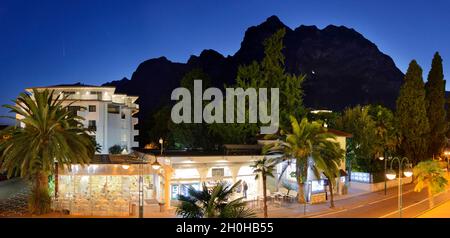 Viale Rovereto und Cina Gebirge bei Sonnenuntergang, Riva del Garda, Gardasee Nord, Trient, Trentino-Südtirol, Italien Stockfoto